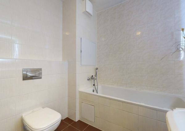 Terasa, pergola, parkovanie v garáži či pivnica, spoznajte ideálny prenájom pre mladý pár.