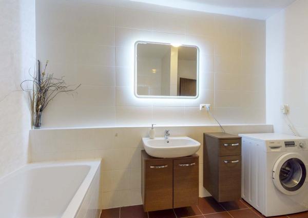 Terasa, pergola, parkovanie v garáži či pivnica, spoznajte ideálny prenájom pre mladý pár.