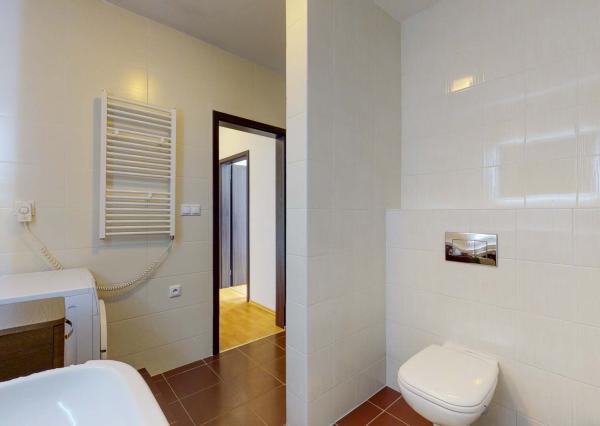 Terasa, pergola, parkovanie v garáži či pivnica, spoznajte ideálny prenájom pre mladý pár.