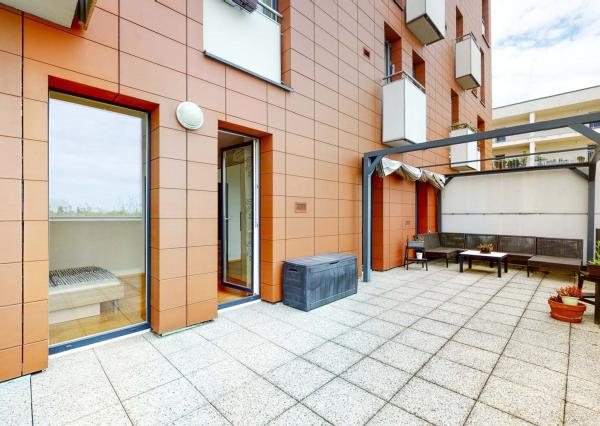 Terasa, pergola, parkovanie v garáži či pivnica, spoznajte ideálny prenájom pre mladý pár.