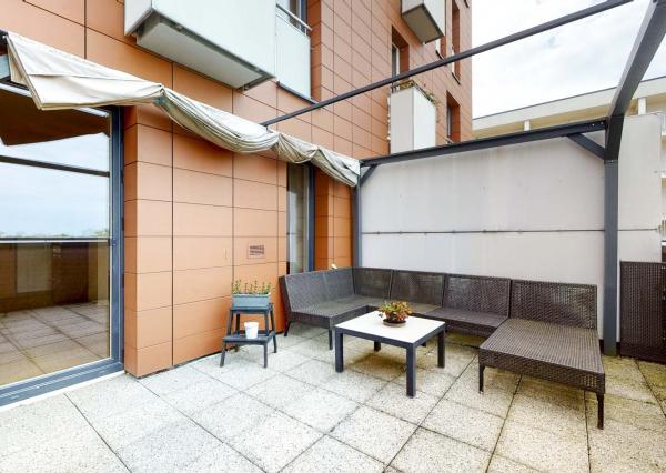 Terasa, pergola, parkovanie v garáži či pivnica, spoznajte ideálny prenájom pre mladý pár.