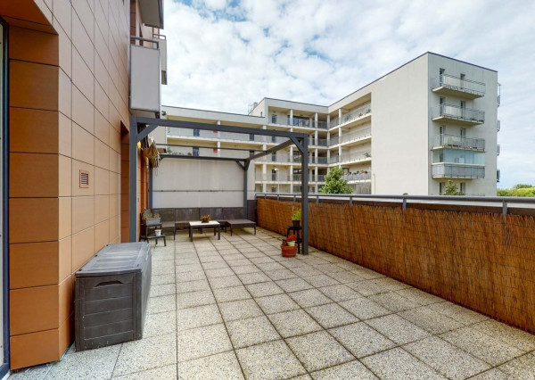 Terasa, pergola, parkovanie v garáži či pivnica, spoznajte ideálny prenájom pre mladý pár.