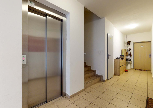 Terasa, pergola, parkovanie v garáži či pivnica, spoznajte ideálny prenájom pre mladý pár.