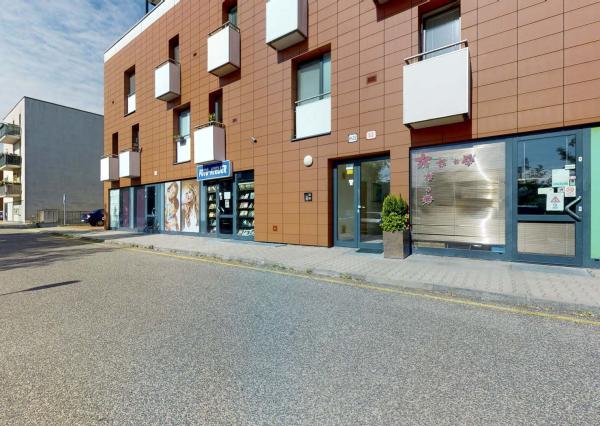 Terasa, pergola, parkovanie v garáži či pivnica, spoznajte ideálny prenájom pre mladý pár.