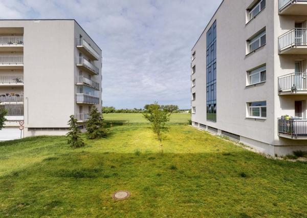 Terasa, pergola, parkovanie v garáži či pivnica, spoznajte ideálny prenájom pre mladý pár.