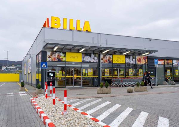 Terasa, pergola, parkovanie v garáži či pivnica, spoznajte ideálny prenájom pre mladý pár.