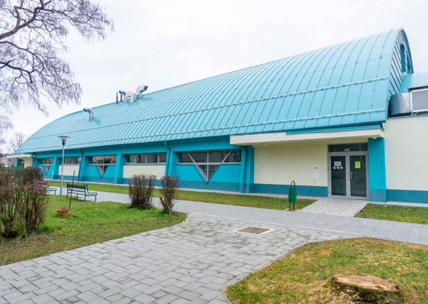 Terasa, pergola, parkovanie v garáži či pivnica, spoznajte ideálny prenájom pre mladý pár.