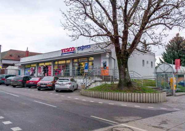 Terasa, pergola, parkovanie v garáži či pivnica, spoznajte ideálny prenájom pre mladý pár.