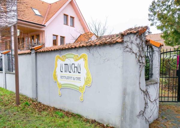 Terasa, pergola, parkovanie v garáži či pivnica, spoznajte ideálny prenájom pre mladý pár.