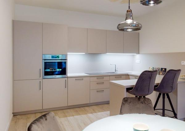 PRENAJATÉ - Úpne nový, elegantný 3 izb.byt 124 m2 kompletne zariadený, loggia, 2 x parking, BA I - Staré Mesto.