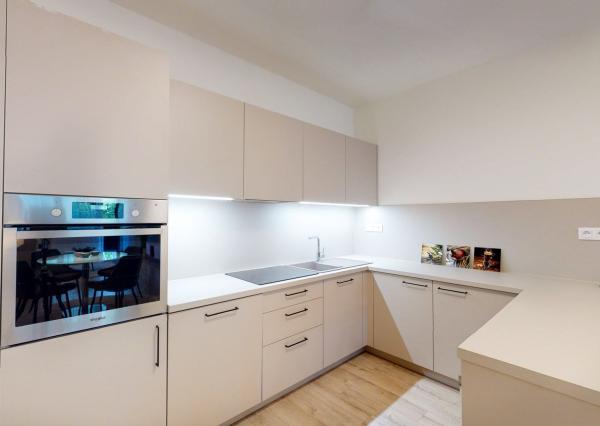 PRENAJATÉ - Úpne nový, elegantný 3 izb.byt 124 m2 kompletne zariadený, loggia, 2 x parking, BA I - Staré Mesto.