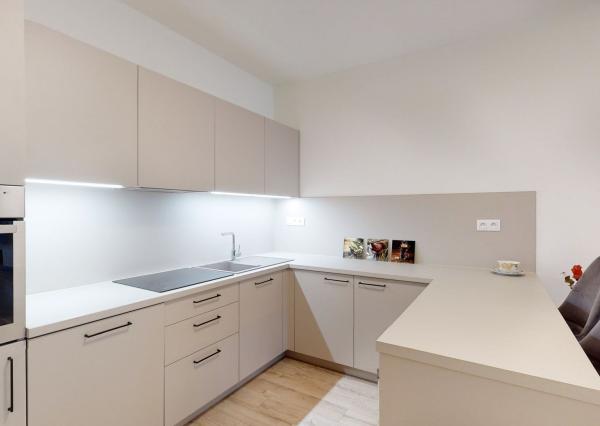 PRENAJATÉ - Úpne nový, elegantný 3 izb.byt 124 m2 kompletne zariadený, loggia, 2 x parking, BA I - Staré Mesto.