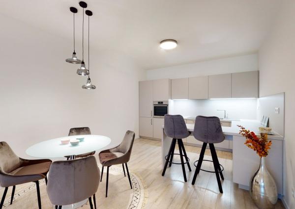 PRENAJATÉ - Úpne nový, elegantný 3 izb.byt 124 m2 kompletne zariadený, loggia, 2 x parking, BA I - Staré Mesto.