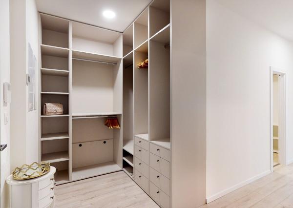 PRENAJATÉ - Úpne nový, elegantný 3 izb.byt 124 m2 kompletne zariadený, loggia, 2 x parking, BA I - Staré Mesto.