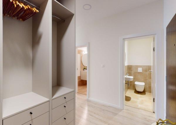 PRENAJATÉ - Úpne nový, elegantný 3 izb.byt 124 m2 kompletne zariadený, loggia, 2 x parking, BA I - Staré Mesto.