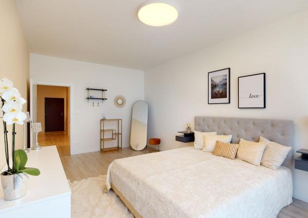 PRENAJATÉ - Úpne nový, elegantný 3 izb.byt 124 m2 kompletne zariadený, loggia, 2 x parking, BA I - Staré Mesto.