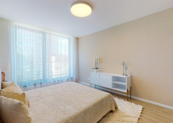 PRENAJATÉ - Úpne nový, elegantný 3 izb.byt 124 m2 kompletne zariadený, loggia, 2 x parking, BA I - Staré Mesto.