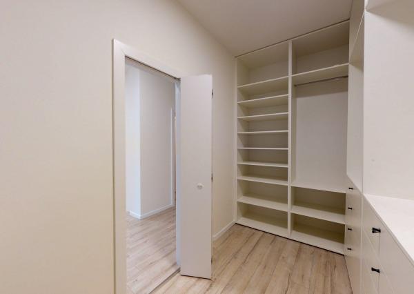 PRENAJATÉ - Úpne nový, elegantný 3 izb.byt 124 m2 kompletne zariadený, loggia, 2 x parking, BA I - Staré Mesto.