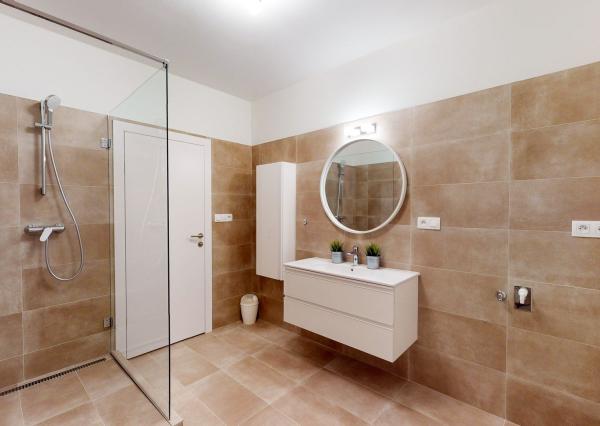 PRENAJATÉ - Úpne nový, elegantný 3 izb.byt 124 m2 kompletne zariadený, loggia, 2 x parking, BA I - Staré Mesto.