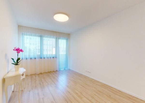 PRENAJATÉ - Úpne nový, elegantný 3 izb.byt 124 m2 kompletne zariadený, loggia, 2 x parking, BA I - Staré Mesto.