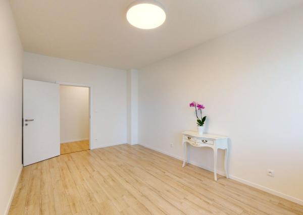 PRENAJATÉ - Úpne nový, elegantný 3 izb.byt 124 m2 kompletne zariadený, loggia, 2 x parking, BA I - Staré Mesto.