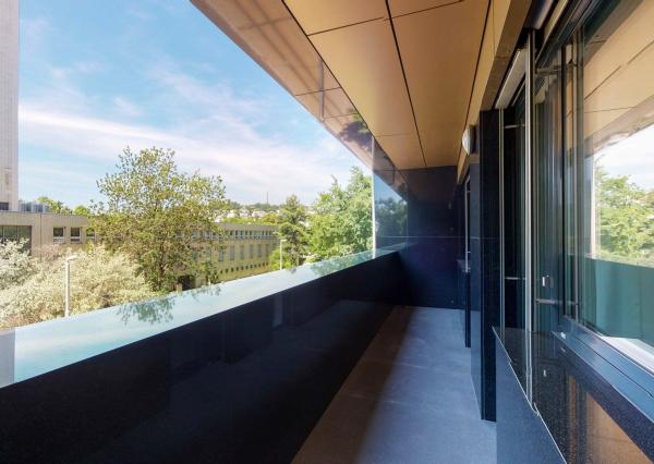 PRENAJATÉ - Úpne nový, elegantný 3 izb.byt 124 m2 kompletne zariadený, loggia, 2 x parking, BA I - Staré Mesto.