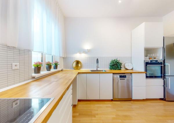 PRENAJATÉ - ÚPLNE NOVÝ, elegantný 3 izb.byt 90 m2 KOMPLETNE ZARIADENÝ,loggia,parking,STARÉ MESTO - ul. DUNAJSKÁ.