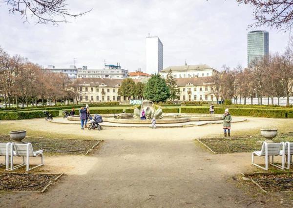 PRENAJATÉ - ÚPLNE NOVÝ, elegantný 3 izb.byt 90 m2 KOMPLETNE ZARIADENÝ,loggia,parking,STARÉ MESTO - ul. DUNAJSKÁ.