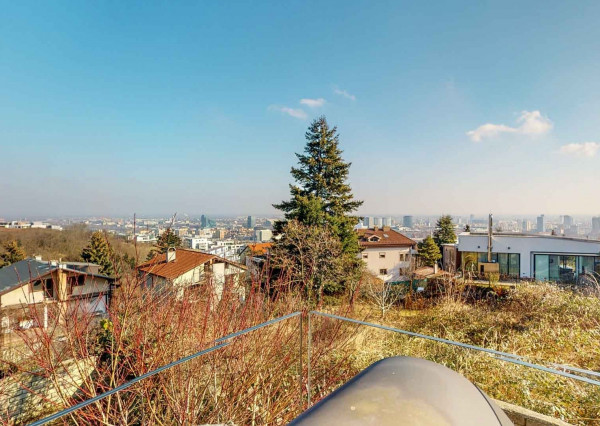 PREDANÉ- 5 izb.rodinný dom v TOP lokalite KOLIBA s panoramatickým výhľadom na mesto a zeleň, sauna,krb,garáž.