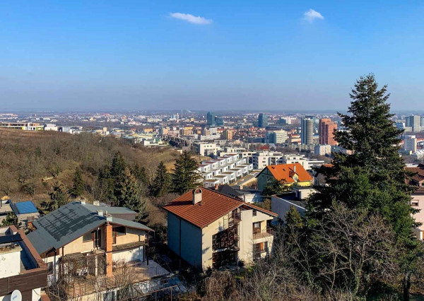 PREDANÉ- 5 izb.rodinný dom v TOP lokalite KOLIBA s panoramatickým výhľadom na mesto a zeleň, sauna,krb,garáž.