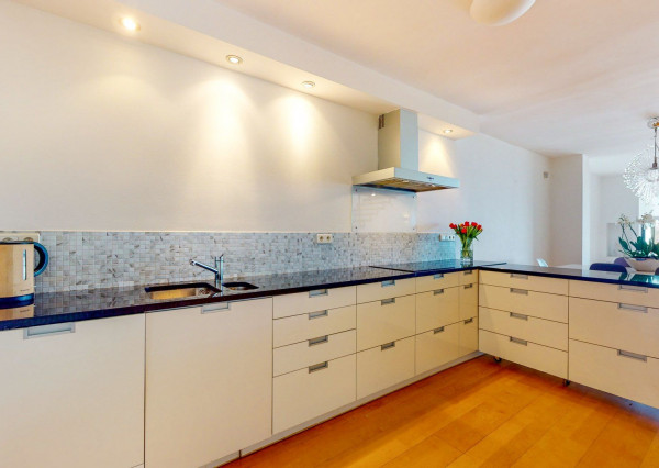 PREDANÉ- 5 izb.rodinný dom v TOP lokalite KOLIBA s panoramatickým výhľadom na mesto a zeleň, sauna,krb,garáž.