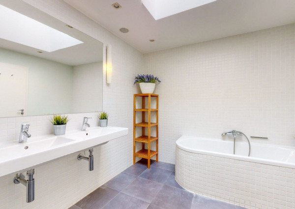 PREDANÉ- 5 izb.rodinný dom v TOP lokalite KOLIBA s panoramatickým výhľadom na mesto a zeleň, sauna,krb,garáž.