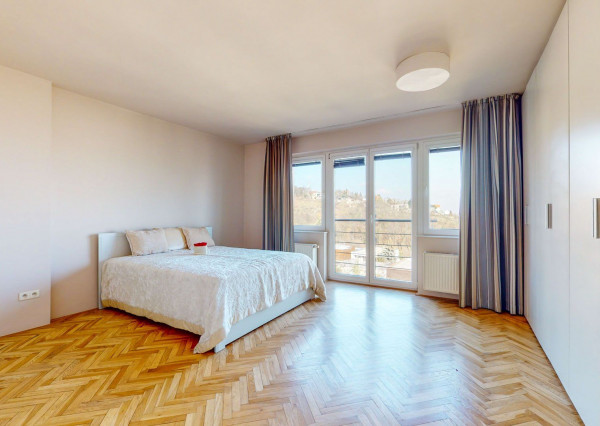 PREDANÉ- 5 izb.rodinný dom v TOP lokalite KOLIBA s panoramatickým výhľadom na mesto a zeleň, sauna,krb,garáž.