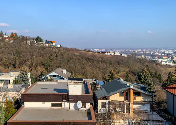 PREDANÉ- 5 izb.rodinný dom v TOP lokalite KOLIBA s panoramatickým výhľadom na mesto a zeleň, sauna,krb,garáž.