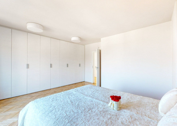 PREDANÉ- 5 izb.rodinný dom v TOP lokalite KOLIBA s panoramatickým výhľadom na mesto a zeleň, sauna,krb,garáž.