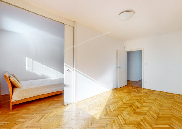 PREDANÉ- 5 izb.rodinný dom v TOP lokalite KOLIBA s panoramatickým výhľadom na mesto a zeleň, sauna,krb,garáž.