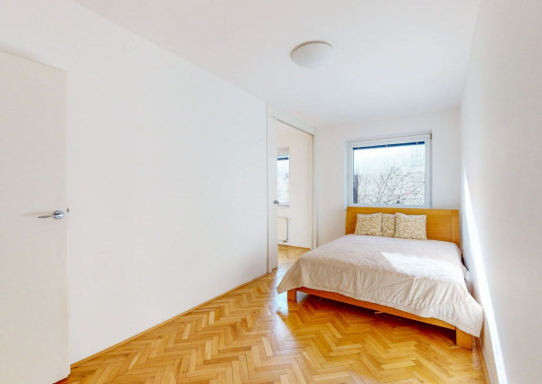 PREDANÉ- 5 izb.rodinný dom v TOP lokalite KOLIBA s panoramatickým výhľadom na mesto a zeleň, sauna,krb,garáž.