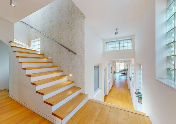 PREDANÉ- 5 izb.rodinný dom v TOP lokalite KOLIBA s panoramatickým výhľadom na mesto a zeleň, sauna,krb,garáž.