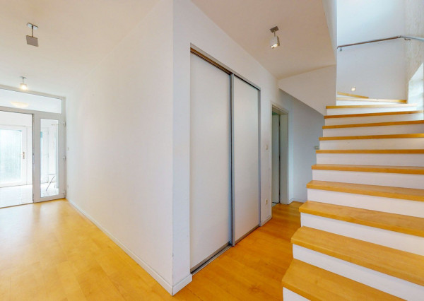 PREDANÉ- 5 izb.rodinný dom v TOP lokalite KOLIBA s panoramatickým výhľadom na mesto a zeleň, sauna,krb,garáž.