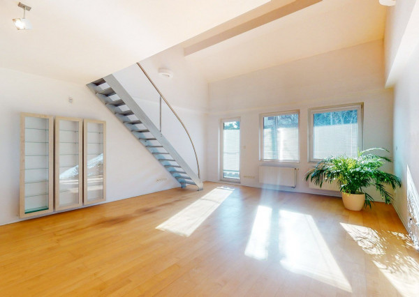 PREDANÉ- 5 izb.rodinný dom v TOP lokalite KOLIBA s panoramatickým výhľadom na mesto a zeleň, sauna,krb,garáž.