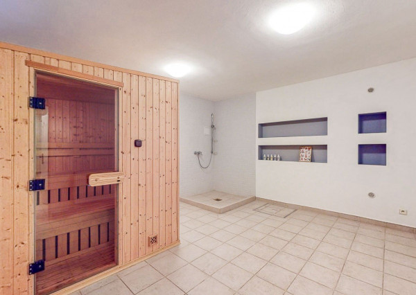 PREDANÉ- 5 izb.rodinný dom v TOP lokalite KOLIBA s panoramatickým výhľadom na mesto a zeleň, sauna,krb,garáž.