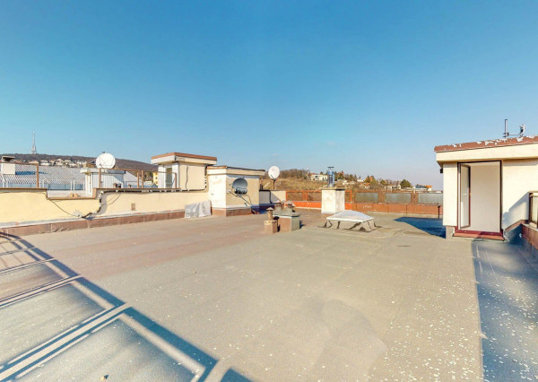 PREDANÉ- 5 izb.rodinný dom v TOP lokalite KOLIBA s panoramatickým výhľadom na mesto a zeleň, sauna,krb,garáž.