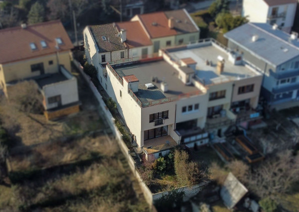 PREDANÉ- 5 izb.rodinný dom v TOP lokalite KOLIBA s panoramatickým výhľadom na mesto a zeleň, sauna,krb,garáž.