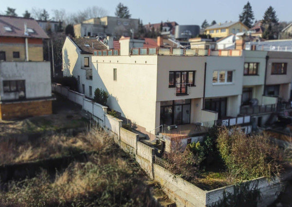 PREDANÉ- 5 izb.rodinný dom v TOP lokalite KOLIBA s panoramatickým výhľadom na mesto a zeleň, sauna,krb,garáž.