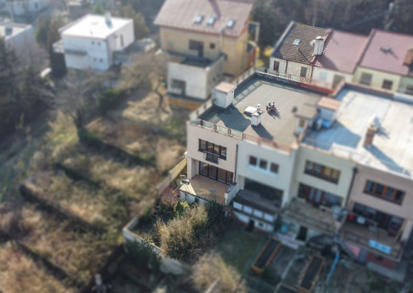 PREDANÉ- 5 izb.rodinný dom v TOP lokalite KOLIBA s panoramatickým výhľadom na mesto a zeleň, sauna,krb,garáž.