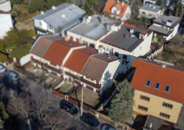 PREDANÉ- 5 izb.rodinný dom v TOP lokalite KOLIBA s panoramatickým výhľadom na mesto a zeleň, sauna,krb,garáž.