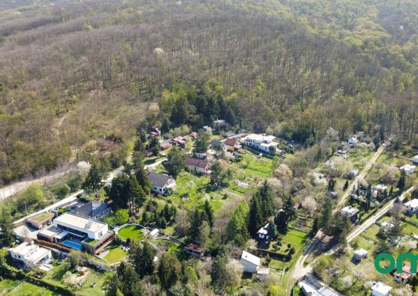 PREDANÉ -rodinný dom priamo pod lesom na pozemku 1638 m2 s potôčikom, tichá lokalita obklopená prírodou.