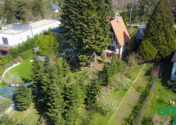 PREDANÉ -rodinný dom priamo pod lesom na pozemku 1638 m2 s potôčikom, tichá lokalita obklopená prírodou.