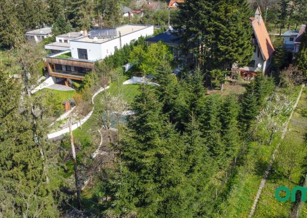 PREDANÉ -rodinný dom priamo pod lesom na pozemku 1638 m2 s potôčikom, tichá lokalita obklopená prírodou.