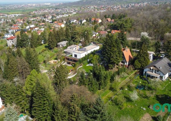 PREDANÉ -rodinný dom priamo pod lesom na pozemku 1638 m2 s potôčikom, tichá lokalita obklopená prírodou.